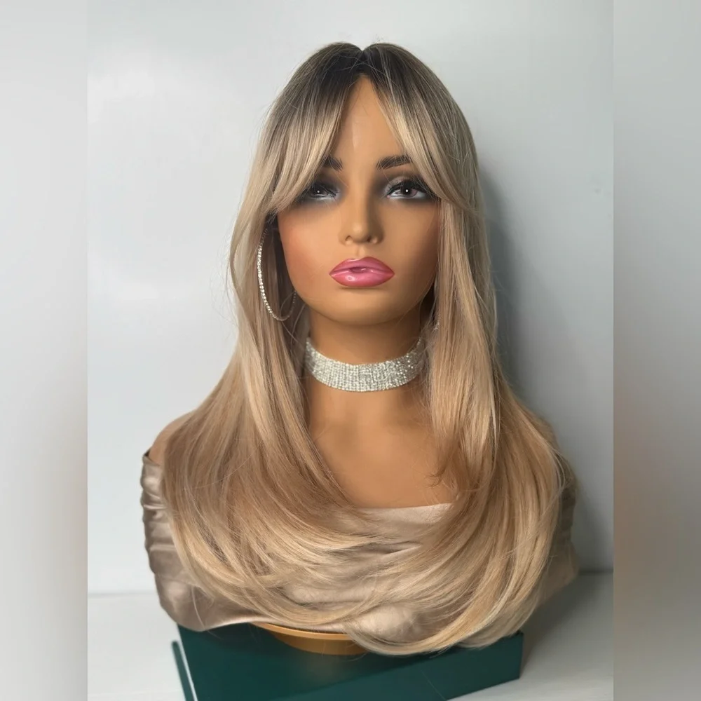 Blonde layered wig - Picture 5 of 11